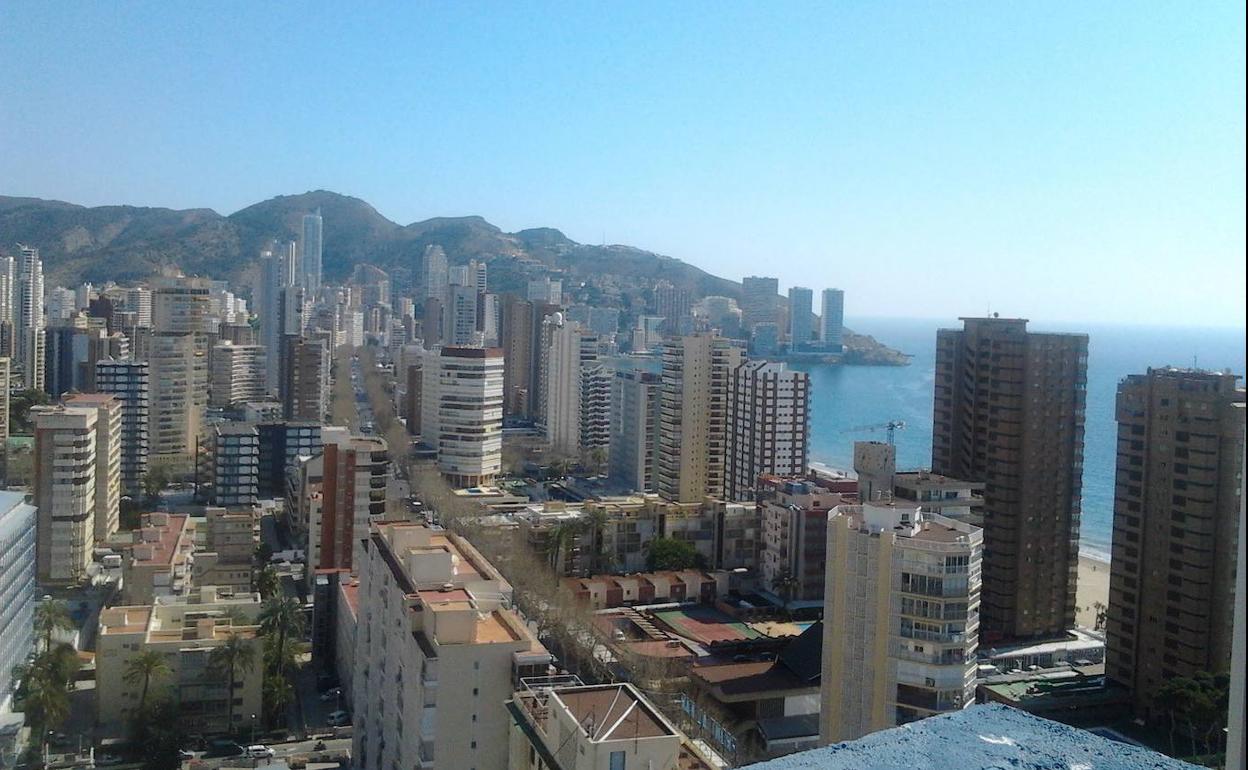 Imagen de la costa de Benidorm con la Serra Gelada al fondo. 