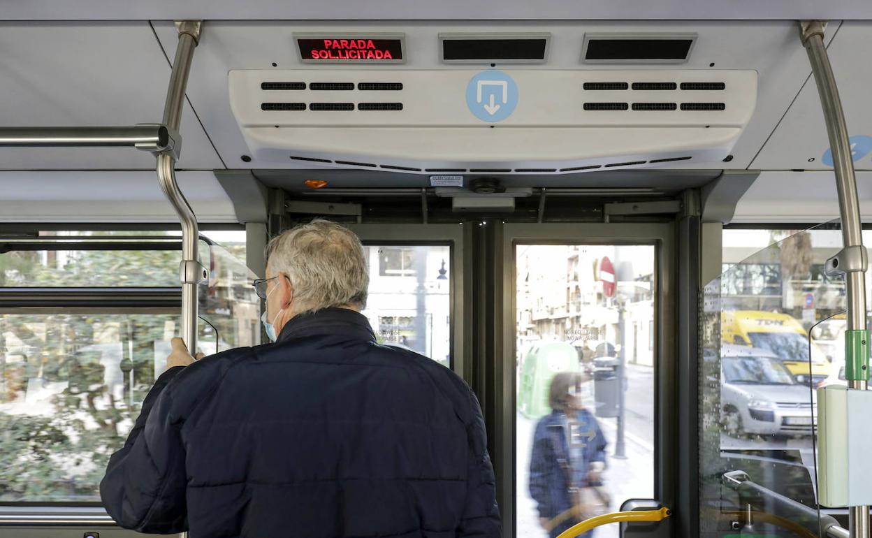 «Estamos rodeados de autobuses, no se puede vivir así, es insoportable»