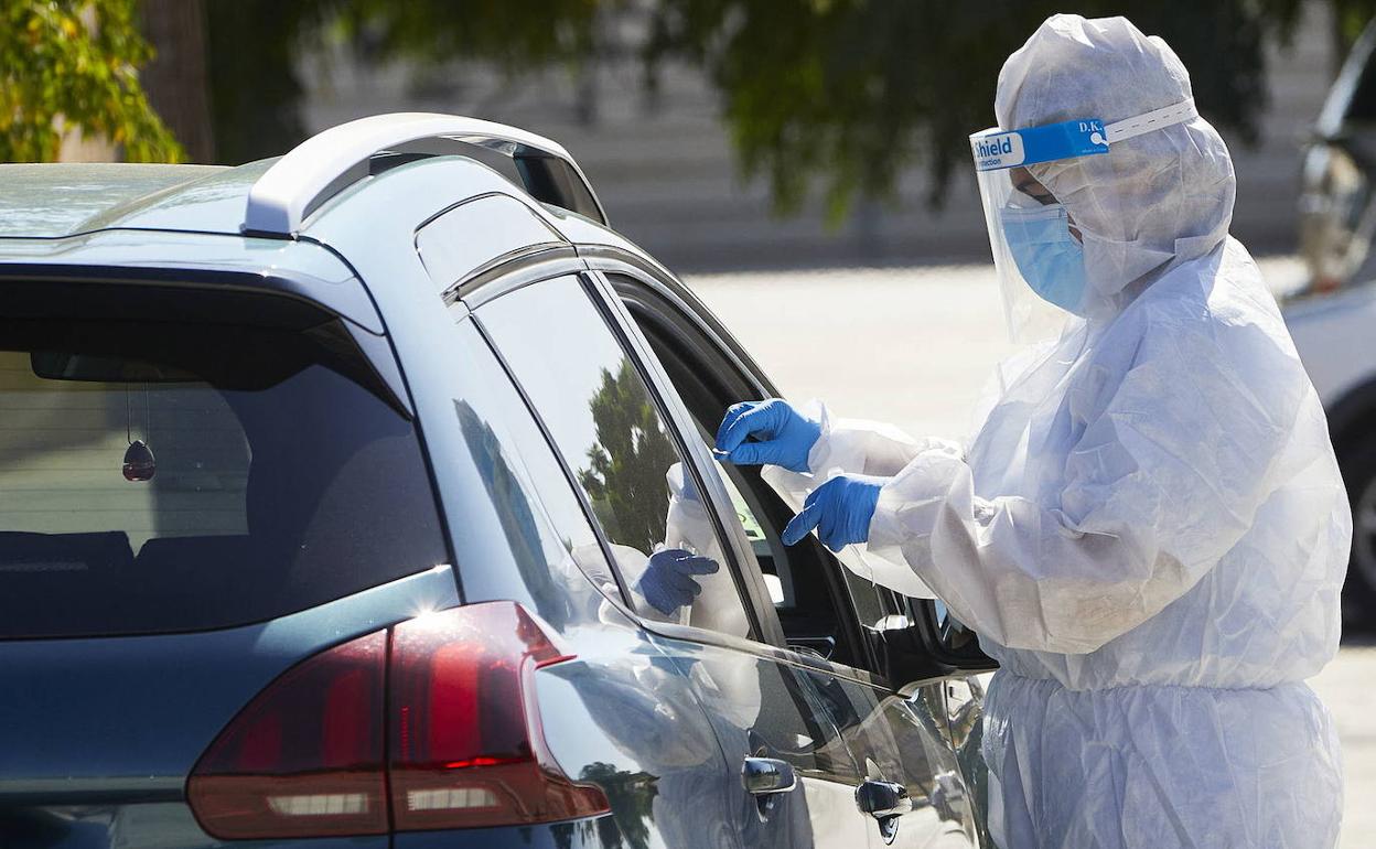 Una sanitaria realiza PCR en Valencia