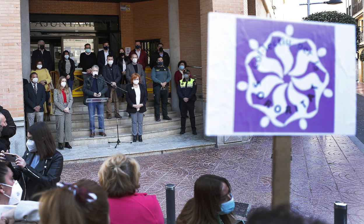 El minuto de silencio en memoria de la prostituta asesinada en Albal. 