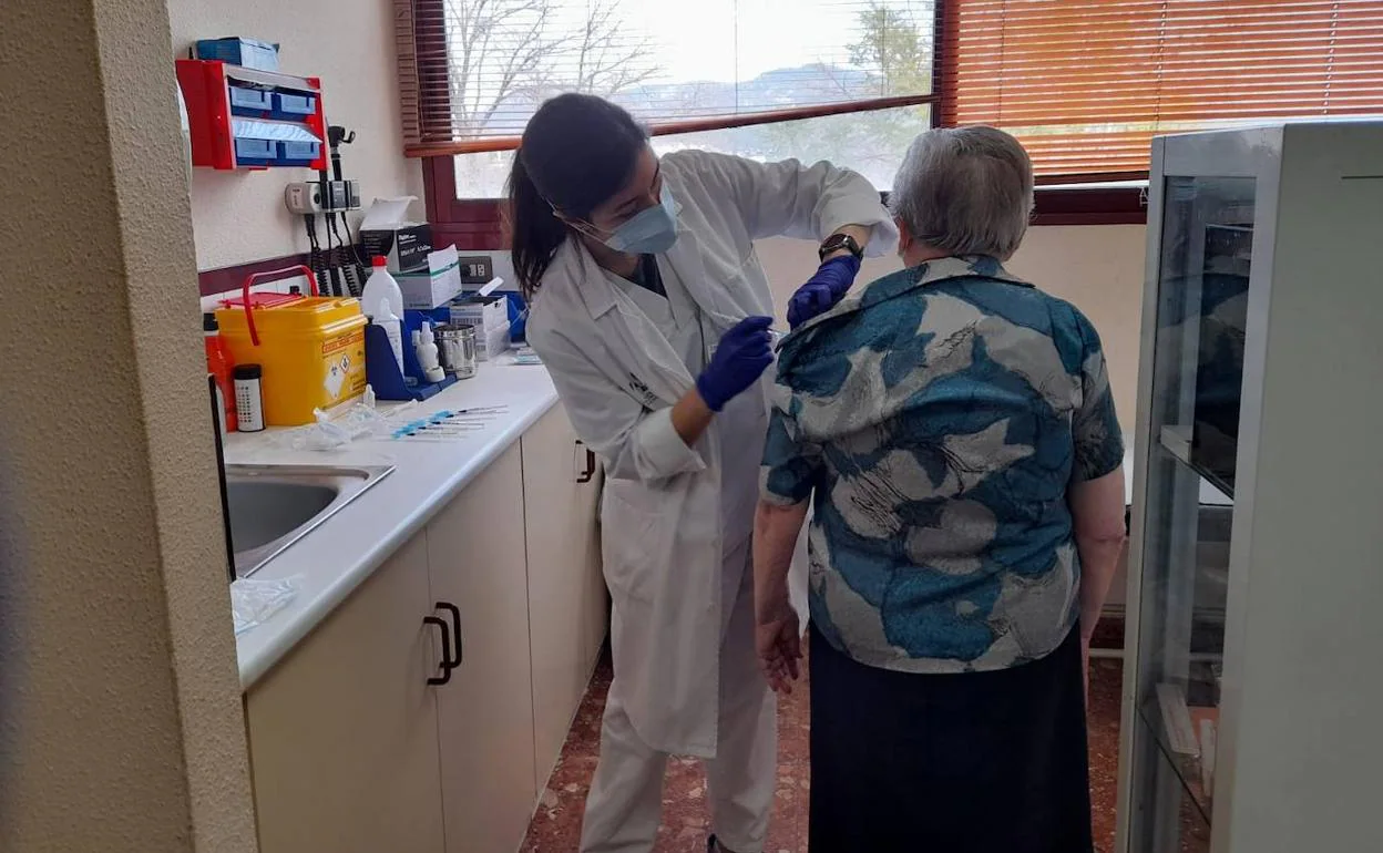Personal sanitario inicia la vacunación a mayores de 90 años.