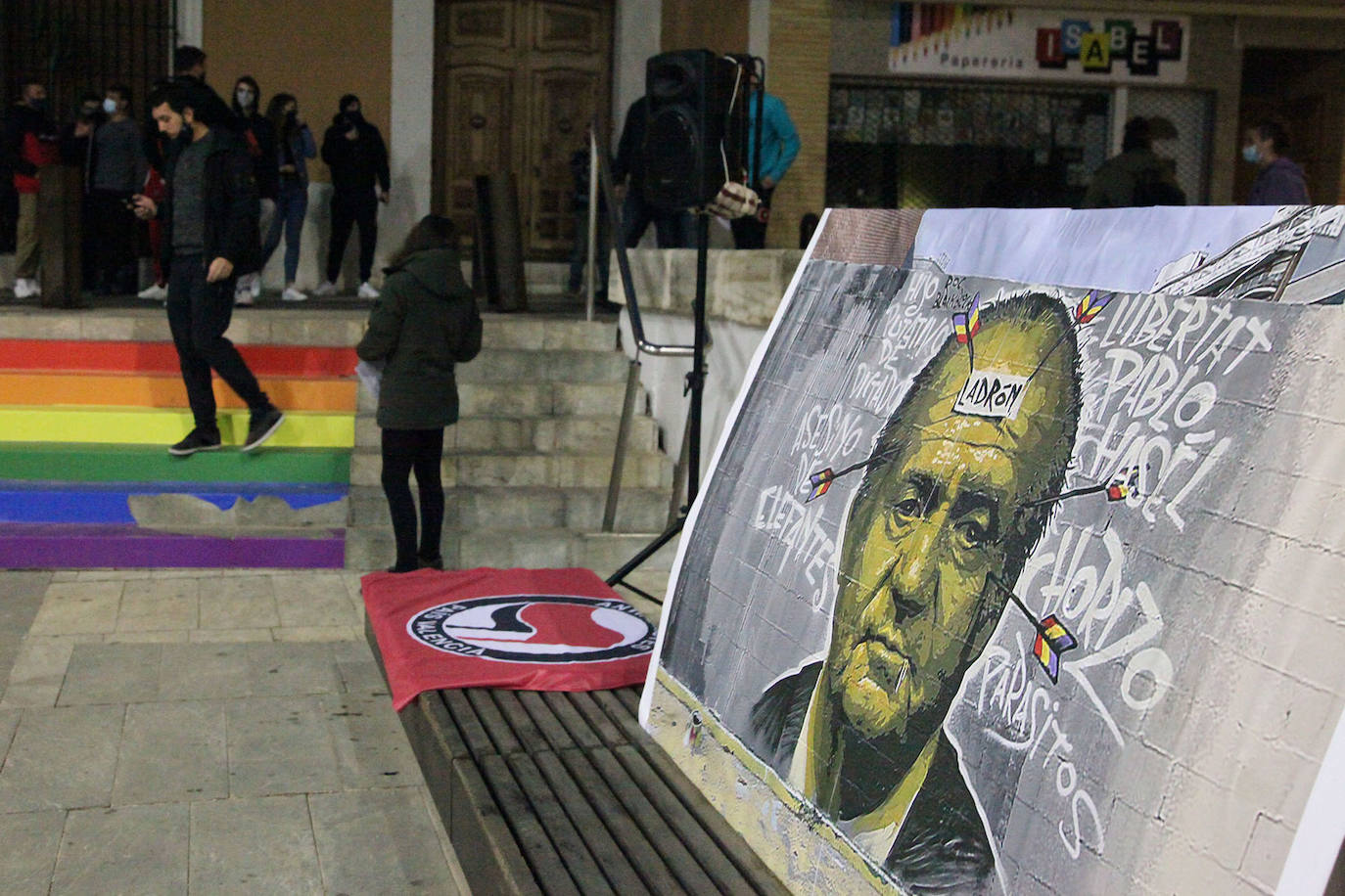 Alrededor de 150 se concentraron ayer por la tarde en Pego para mostrar su repulsa a la encarcelación del cantante Pablo Hasel. El acto tuvo lugar en la plaza del Ayuntamiento, el mismo escenario que acogió hace unos meses las concentraciones para criticar las detenciones de varios jóvenes pegolinos que se produjeron en octubre por los altercados a consecuencia de las provocaciones de un grupo nazi en un partido de fútbol. Por ello la Guardia Civil desplegó un fuerte dispositivo de control en los accesos al municipio.