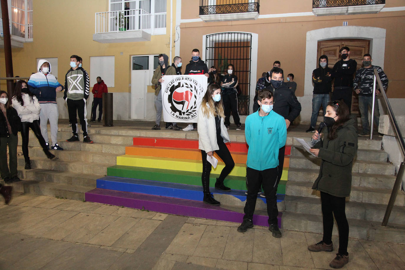 Alrededor de 150 se concentraron ayer por la tarde en Pego para mostrar su repulsa a la encarcelación del cantante Pablo Hasel. El acto tuvo lugar en la plaza del Ayuntamiento, el mismo escenario que acogió hace unos meses las concentraciones para criticar las detenciones de varios jóvenes pegolinos que se produjeron en octubre por los altercados a consecuencia de las provocaciones de un grupo nazi en un partido de fútbol. Por ello la Guardia Civil desplegó un fuerte dispositivo de control en los accesos al municipio.