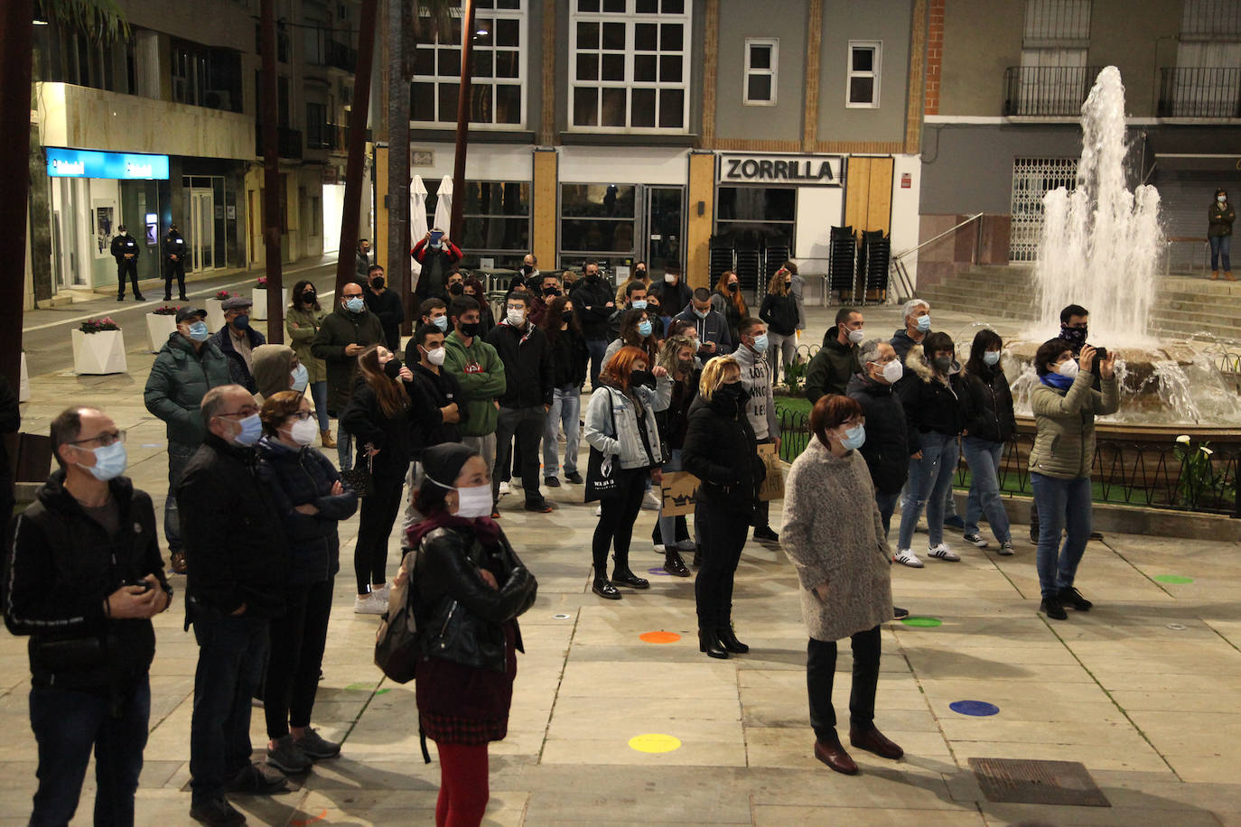 Alrededor de 150 se concentraron ayer por la tarde en Pego para mostrar su repulsa a la encarcelación del cantante Pablo Hasel. El acto tuvo lugar en la plaza del Ayuntamiento, el mismo escenario que acogió hace unos meses las concentraciones para criticar las detenciones de varios jóvenes pegolinos que se produjeron en octubre por los altercados a consecuencia de las provocaciones de un grupo nazi en un partido de fútbol. Por ello la Guardia Civil desplegó un fuerte dispositivo de control en los accesos al municipio.