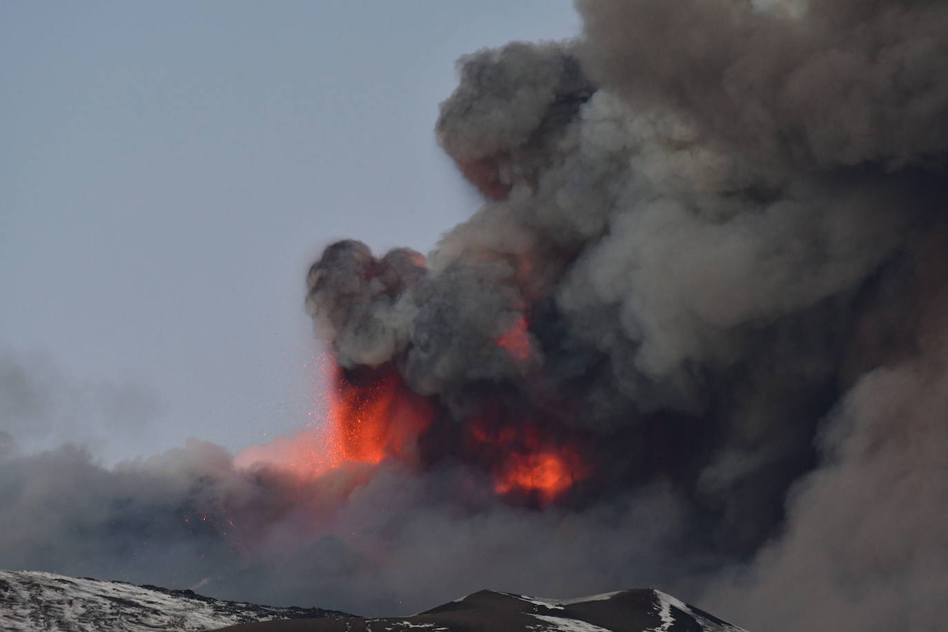 El volcán siciliano Etna, muy cerca de la ciudad portuaria de Catania, ha experimentado una nueva erupción, provocando una lluvia de pequeñas piedras volcánicas y cenizas hasta el punto que ha obligado a cerrar el aeropuerto. El Etna, con una superficie de unos 1.250 km2, es el volcán en activo más alto (3.324 m.) de Europa, con frecuentes erupciones desde hace unos 500.000 años.