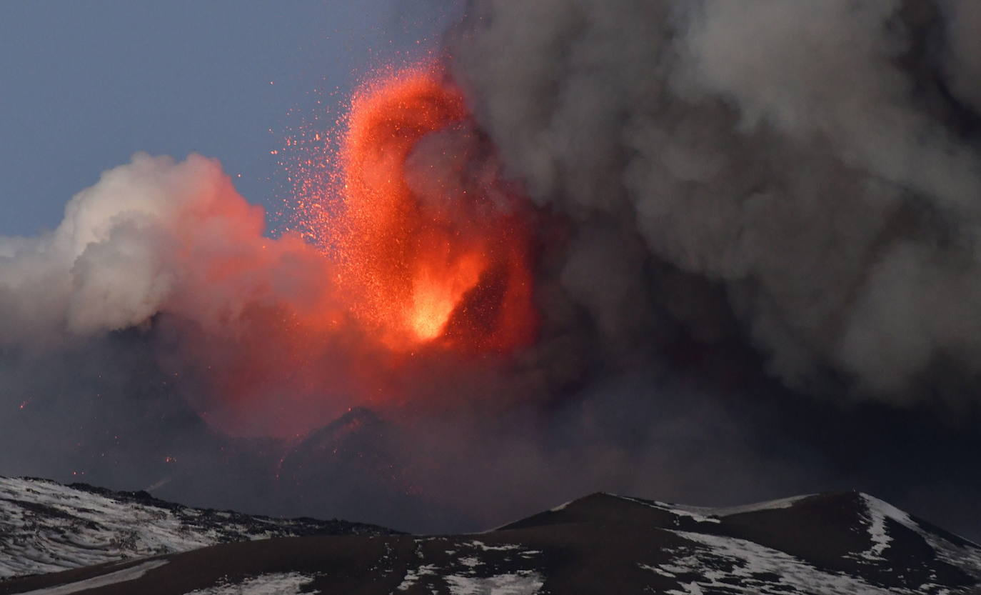 El volcán siciliano Etna, muy cerca de la ciudad portuaria de Catania, ha experimentado una nueva erupción, provocando una lluvia de pequeñas piedras volcánicas y cenizas hasta el punto que ha obligado a cerrar el aeropuerto. El Etna, con una superficie de unos 1.250 km2, es el volcán en activo más alto (3.324 m.) de Europa, con frecuentes erupciones desde hace unos 500.000 años.