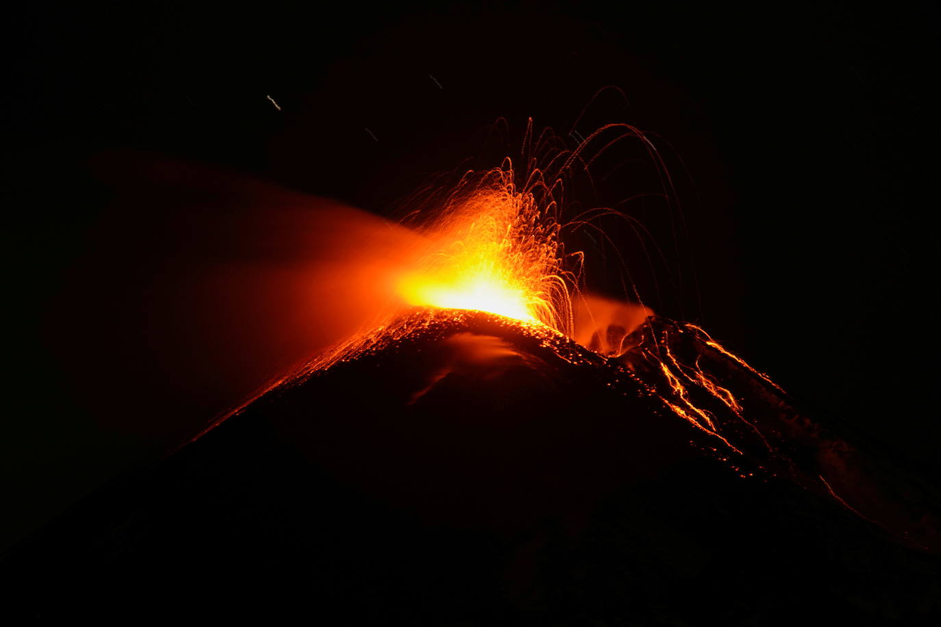 El volcán siciliano Etna, muy cerca de la ciudad portuaria de Catania, ha experimentado una nueva erupción, provocando una lluvia de pequeñas piedras volcánicas y cenizas hasta el punto que ha obligado a cerrar el aeropuerto. El Etna, con una superficie de unos 1.250 km2, es el volcán en activo más alto (3.324 m.) de Europa, con frecuentes erupciones desde hace unos 500.000 años.