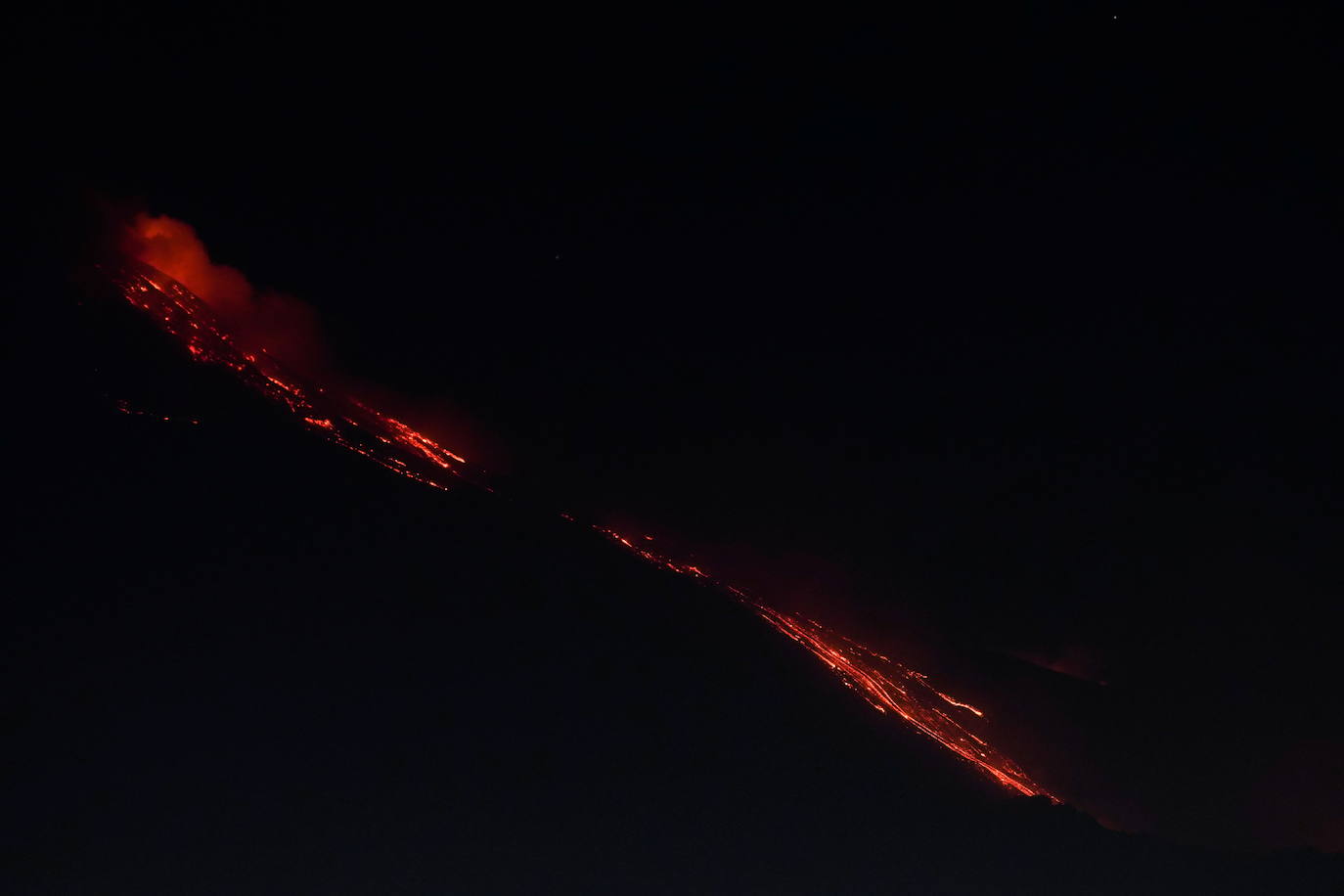 El volcán siciliano Etna, muy cerca de la ciudad portuaria de Catania, ha experimentado una nueva erupción, provocando una lluvia de pequeñas piedras volcánicas y cenizas hasta el punto que ha obligado a cerrar el aeropuerto. El Etna, con una superficie de unos 1.250 km2, es el volcán en activo más alto (3.324 m.) de Europa, con frecuentes erupciones desde hace unos 500.000 años.