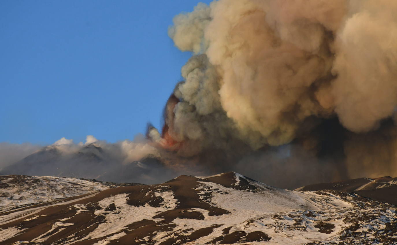 El volcán siciliano Etna, muy cerca de la ciudad portuaria de Catania, ha experimentado una nueva erupción, provocando una lluvia de pequeñas piedras volcánicas y cenizas hasta el punto que ha obligado a cerrar el aeropuerto. El Etna, con una superficie de unos 1.250 km2, es el volcán en activo más alto (3.324 m.) de Europa, con frecuentes erupciones desde hace unos 500.000 años.