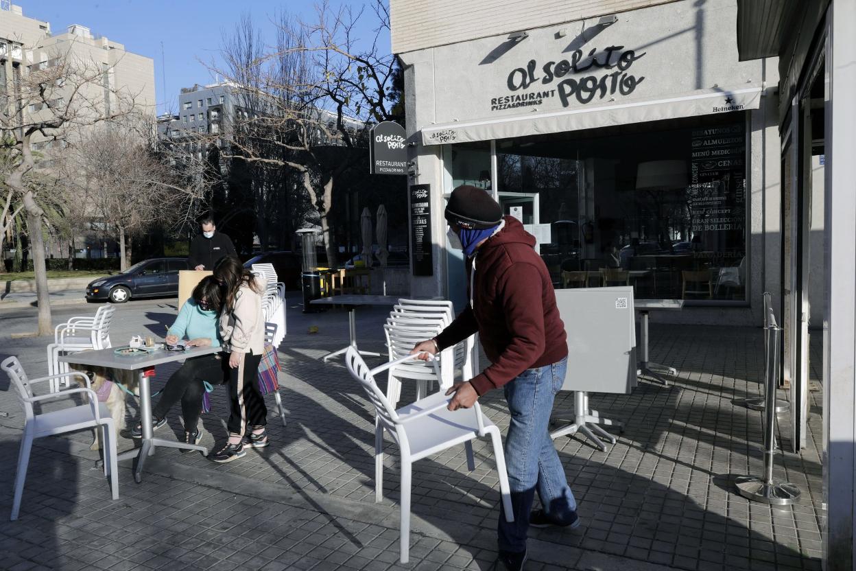 Un empleado recoge una terraza el 19 de enero cuando se decretó el cierre de la hostelería. irene marsilla