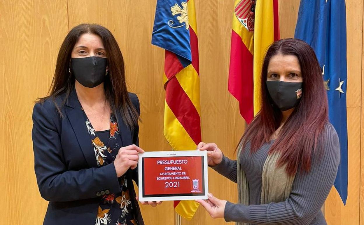 La alcaldesa, Raquel Ramiro, y la concejala de Hacienda, Maria Cramen Laso, con el presupuesto.  