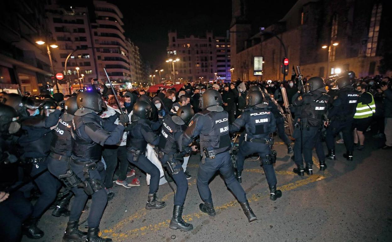 La policía, en el momento de la carga