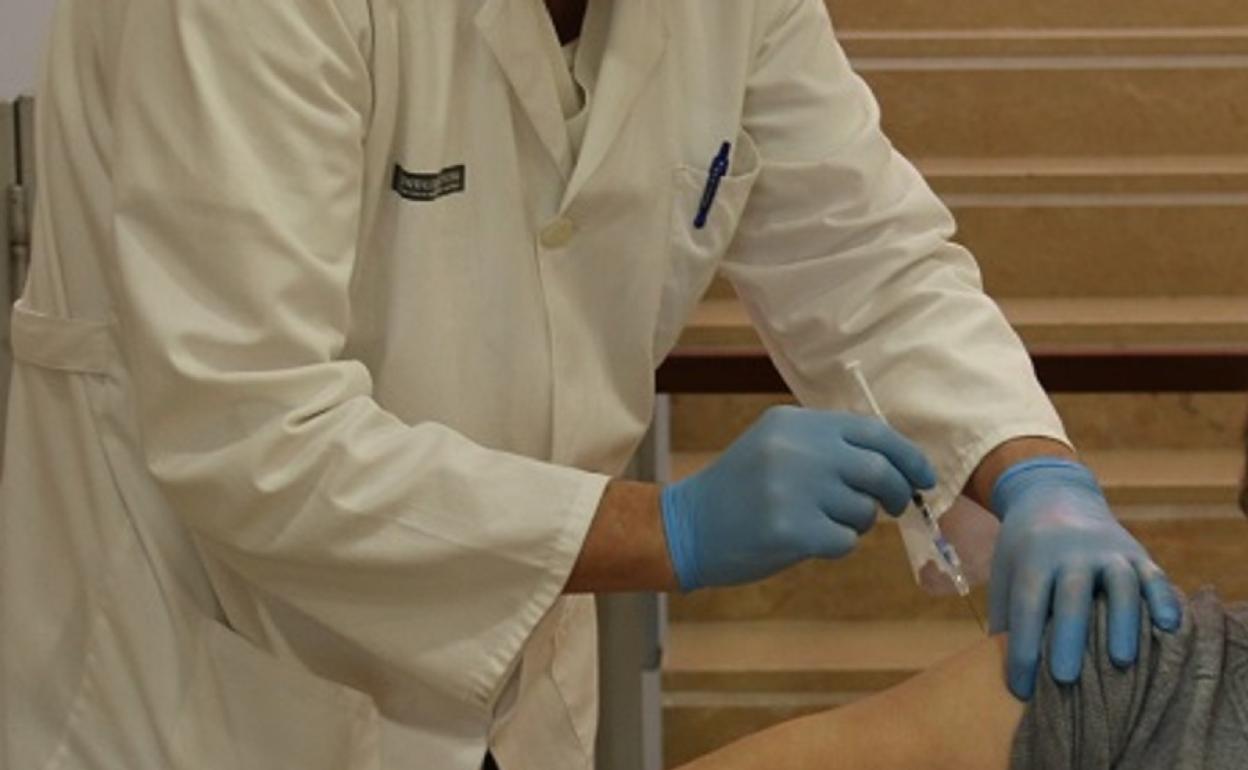 El centro de salud de Canals inicia el proceso de vacunación a mayores de 90 años