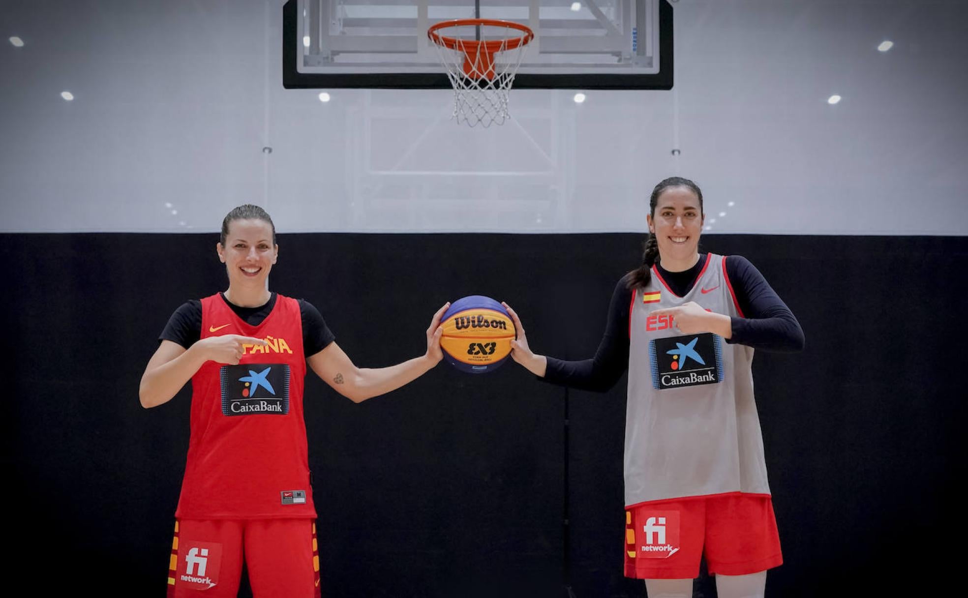 Sandra Ygueravide y Vega Gimeno posan durante un entrenamiento en L'Alqueria del Basket.