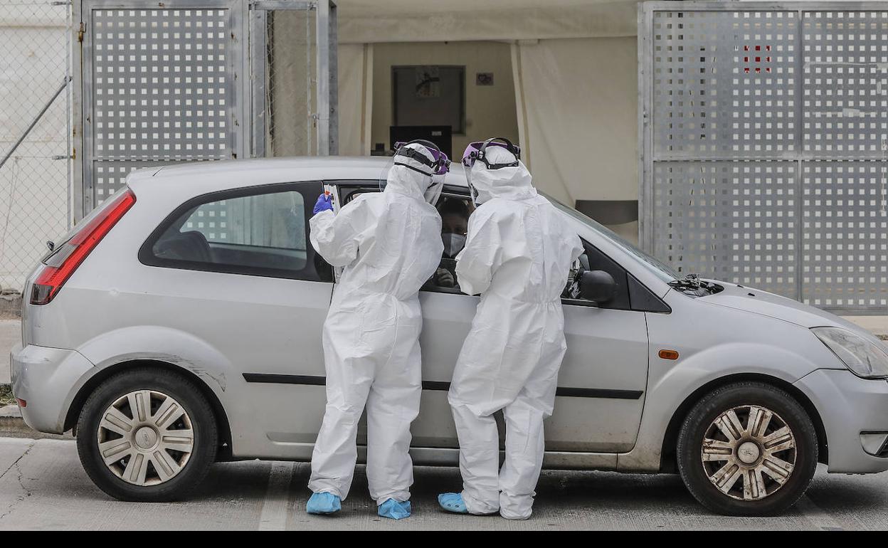 Dos sanitarios realizan pruebas PCR en Valencia