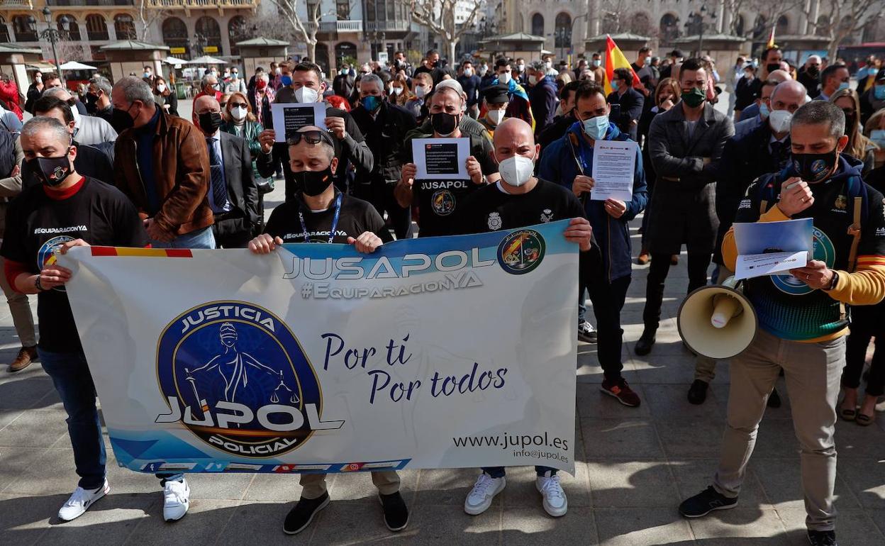 Miembros de la asociación Jupol se concentra frente al Ayuntamiento de Valencia este viernes.