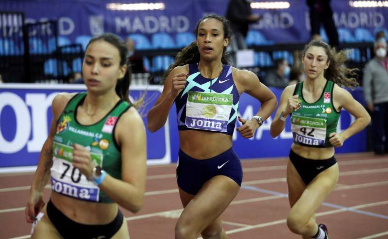 María Vicente, entre Carmen Ramos y Claudia Conte en la decisiva carrera de 800. 