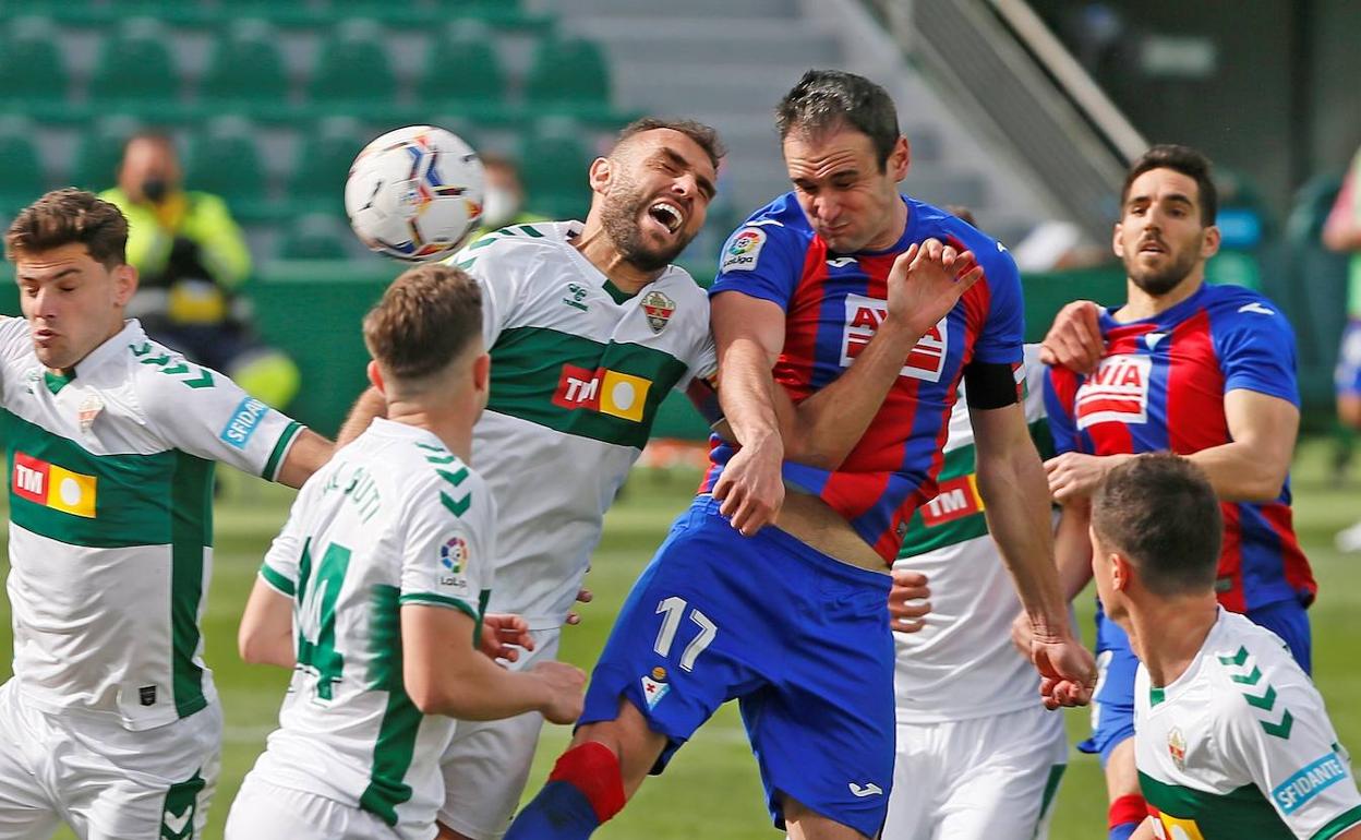 El central del Elche Gonzalo Verdú obstaculiza el remate del delantero del Eibar Kike García. 