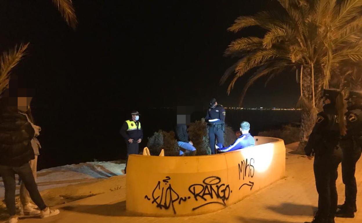 Los agentes disuelven un botellón en el Cabo de las Huertas. 