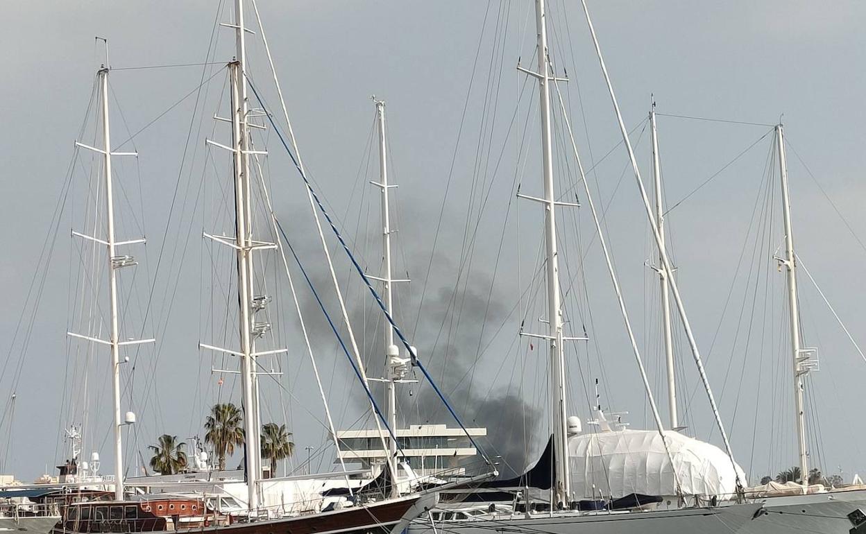 La humareda cerca del edificio de Veles e Vents. 