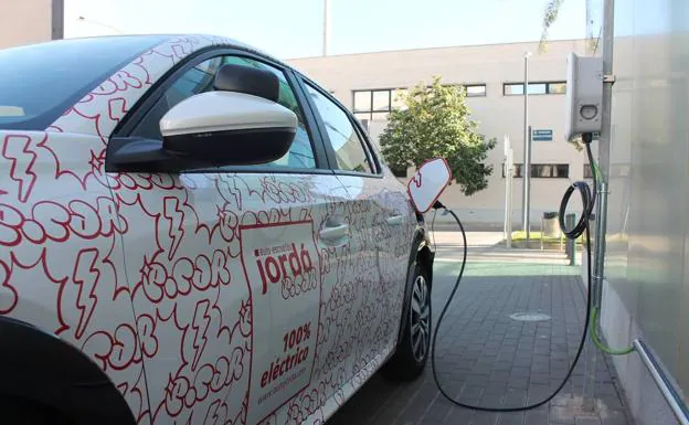 Autoescuelas con coches eléctricos en Valencia. Jordá  enseñará a conducir con un coche eléctrico a una nueva generación de conductores