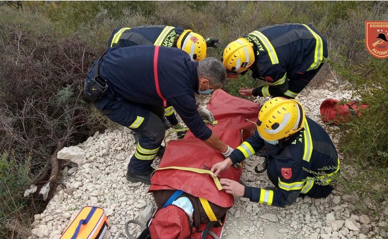 Los bomberos inmovilizan a la mujer antes de iniciar el descenso. 