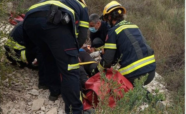 Los bomberos colocaron una férula para inmovilizar el pie de la senderista.  l.p.