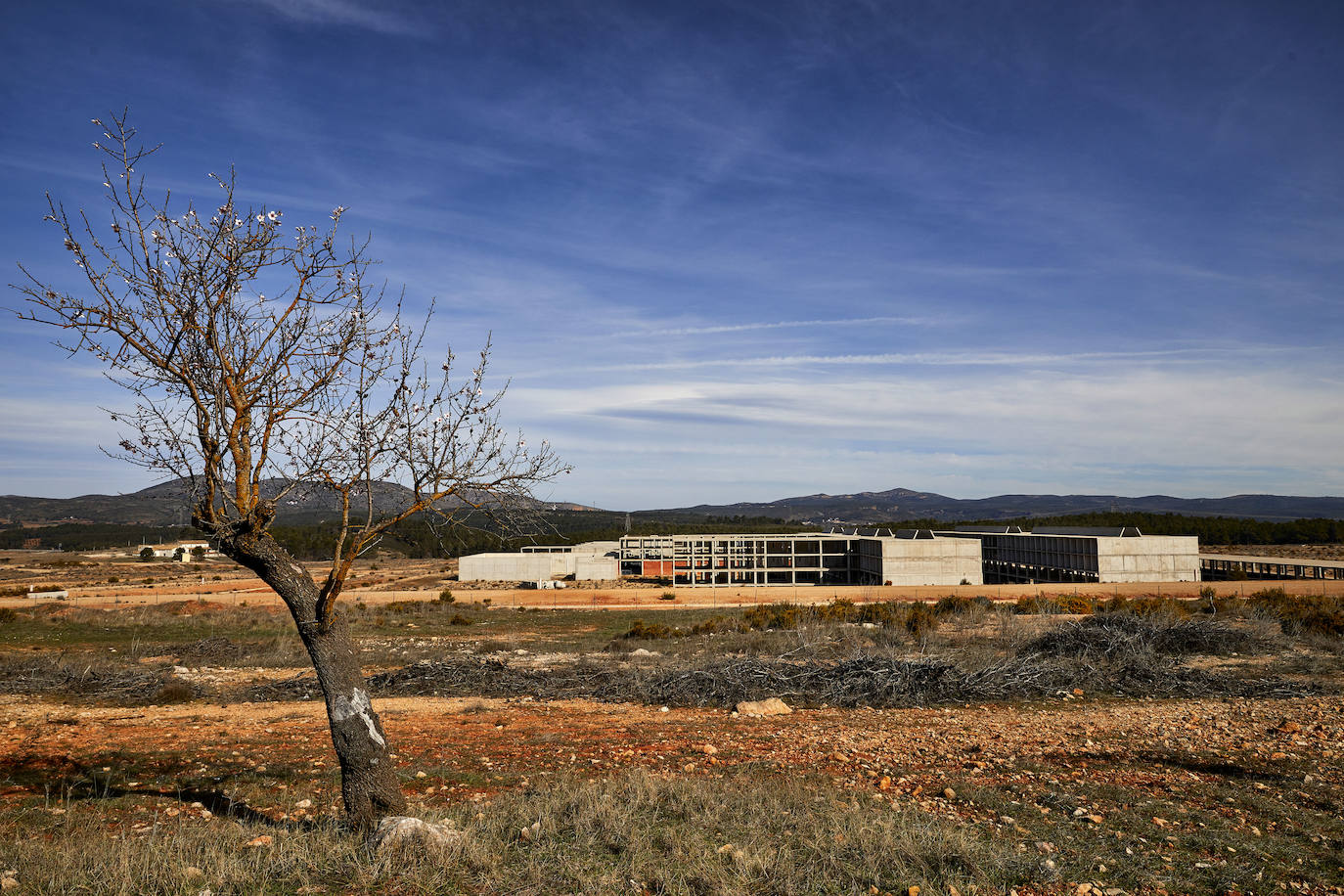 La segunda prisión de Valencia cumple nueve años con las obras paralizadas en Siete Aguas mientras Interior cambia el proyecto inicial por el de un psiquiátrico penitenciario «que se asemeje a un pueblo»