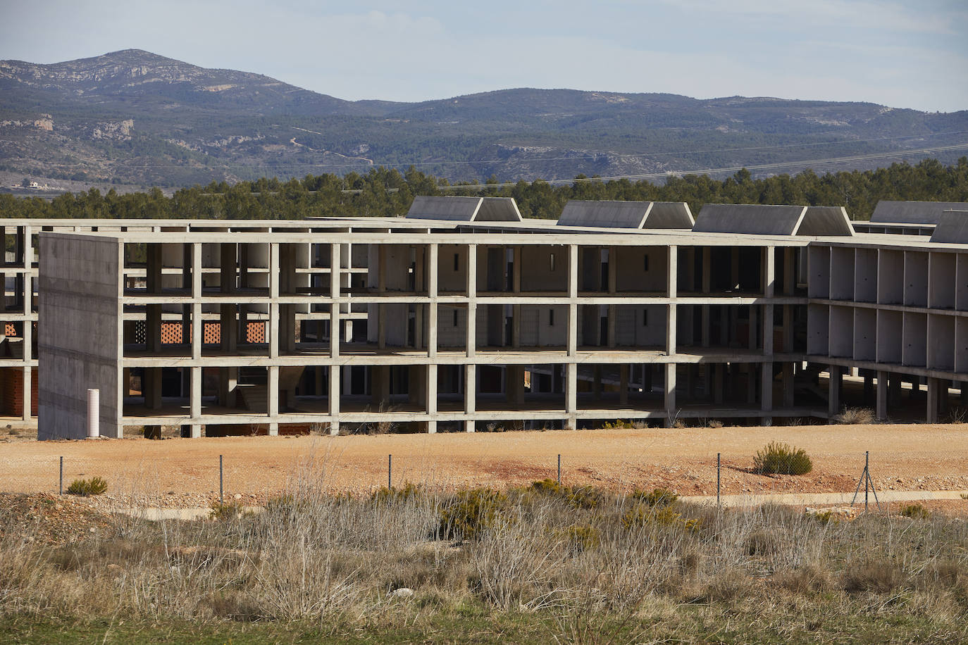 La segunda prisión de Valencia cumple nueve años con las obras paralizadas en Siete Aguas mientras Interior cambia el proyecto inicial por el de un psiquiátrico penitenciario «que se asemeje a un pueblo»