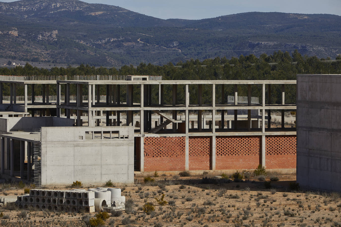 La segunda prisión de Valencia cumple nueve años con las obras paralizadas en Siete Aguas mientras Interior cambia el proyecto inicial por el de un psiquiátrico penitenciario «que se asemeje a un pueblo»