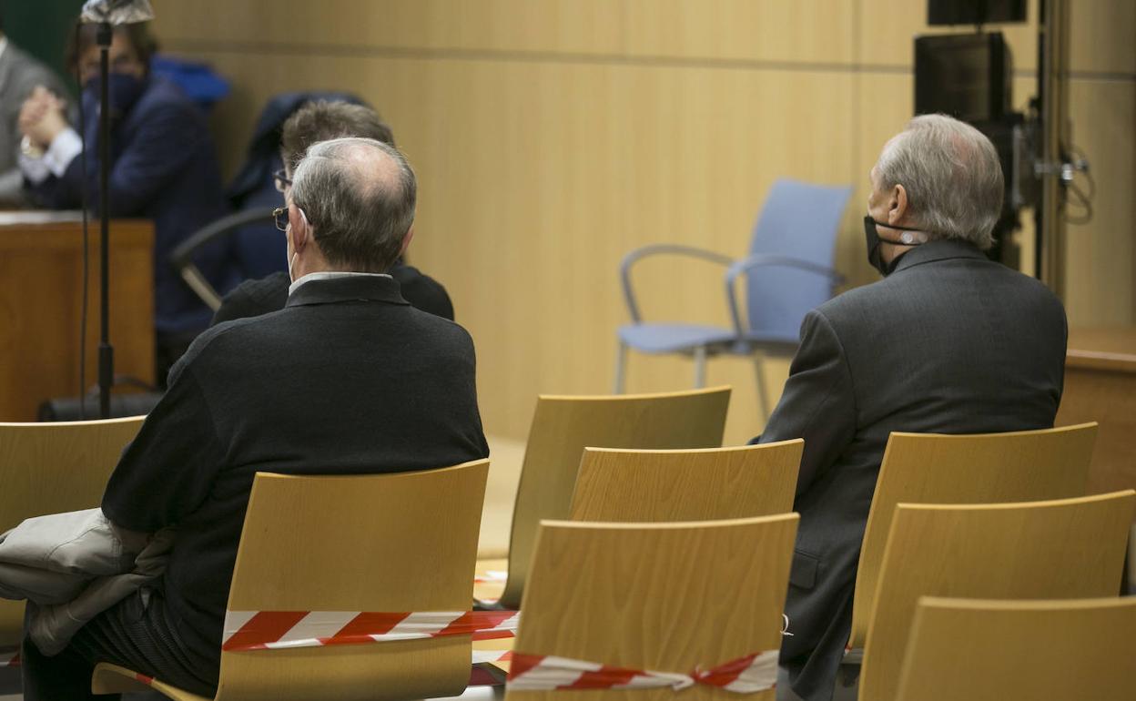 Los dos acusados absueltos, en primer término, durante la vista. 