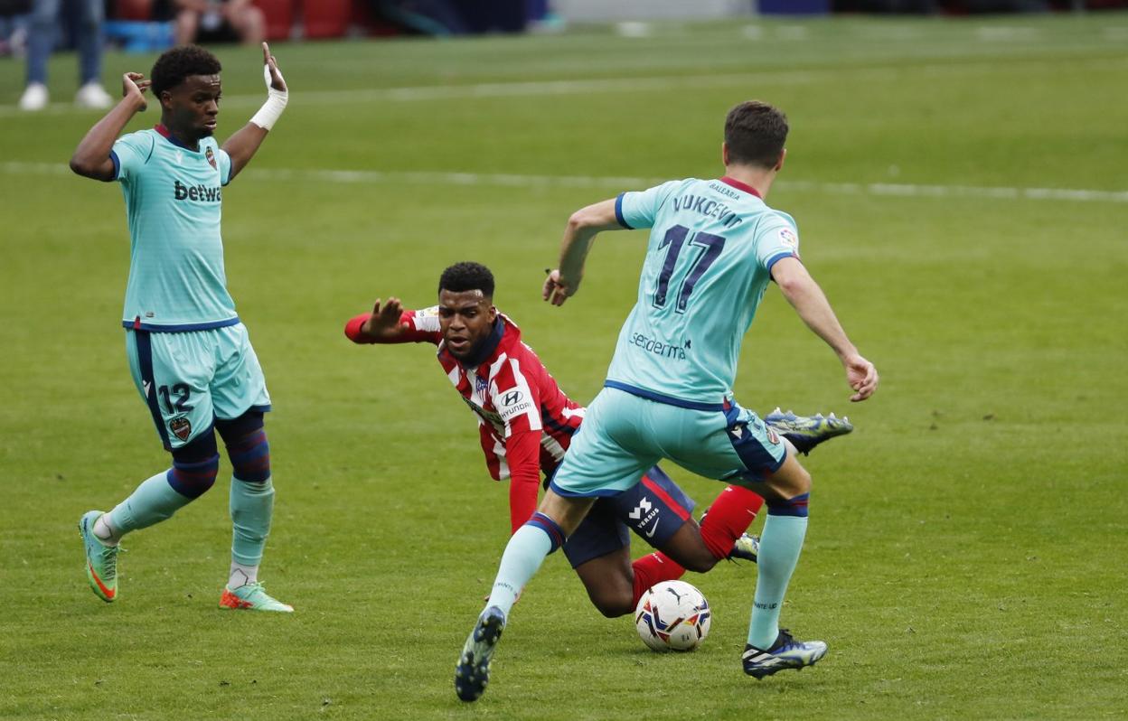 Nikola Vukcevic presiona a Thomas Lemar. REUTERS/Susana Vera