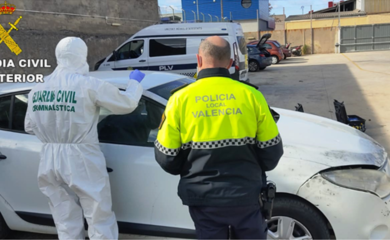 Un guardia civil inspecciona el coche. 