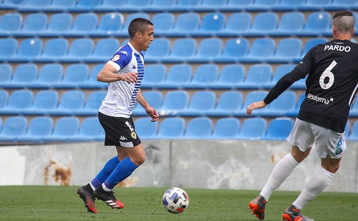 Pedro conduce ante Pardo durante el partido del domingo en el Rico Pérez. 