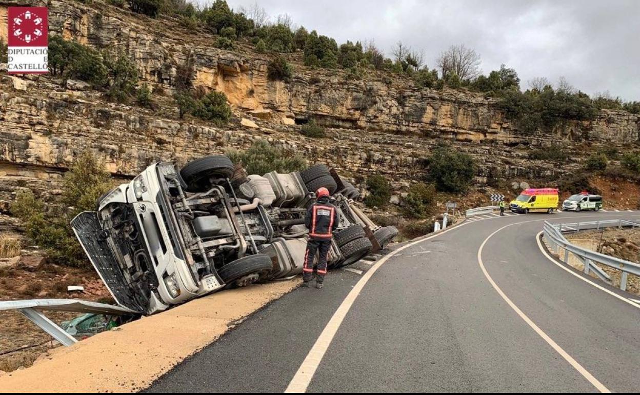 Estado en el que ha quedado el camión tras el accidente.