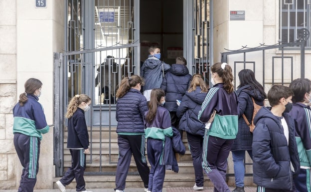 Las aulas confinadas en la Comunitat bajan más de un 50% en una semana