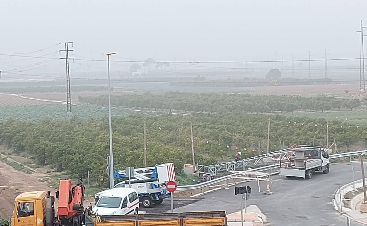 Los trabajos para retira la torre eléctrica. 