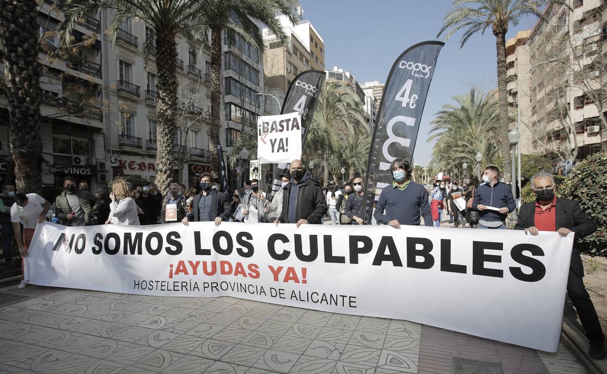 Protesta de los hosteleros de Alicante contra el cierre de bares y restaurantes. 