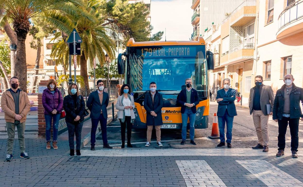 Los alcaldes de los municipios con el conseller, Arcadi España, en la presentación de la línea. 