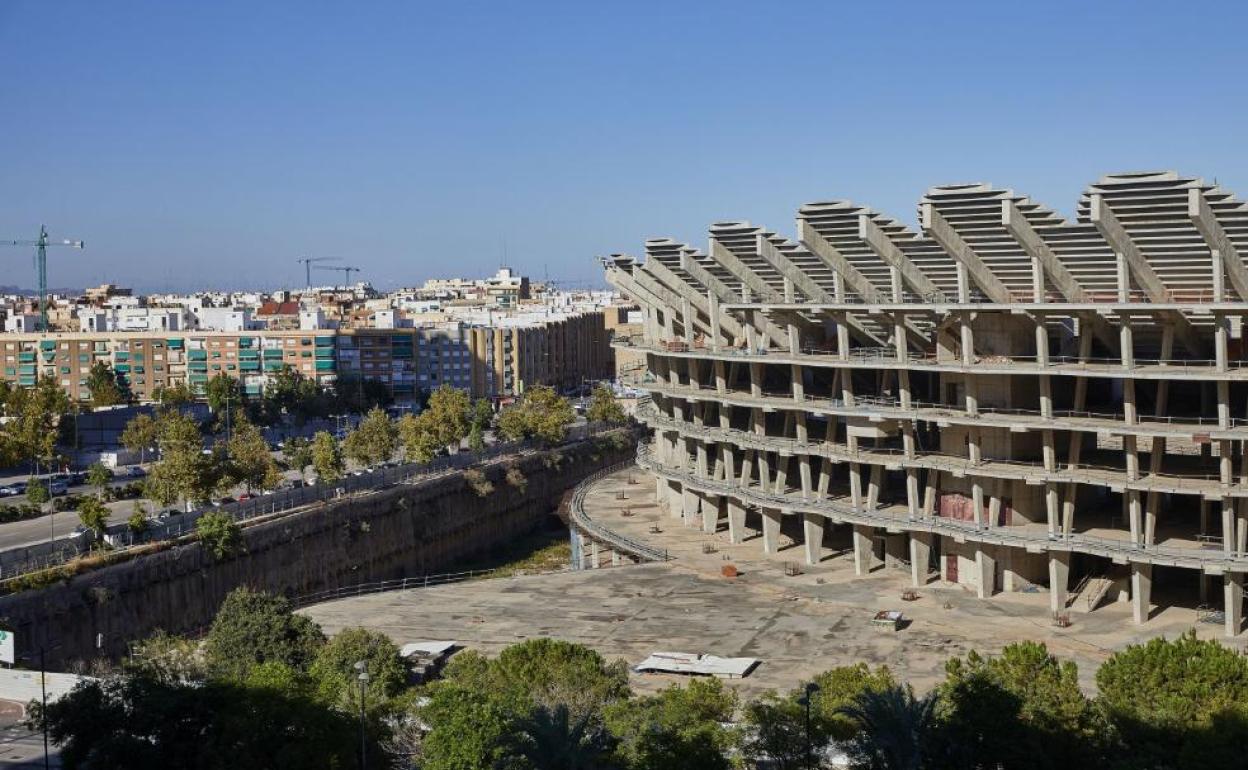 Estadio nuevo del Valencia CF, paralizado, junto al barrio de Benicalap.