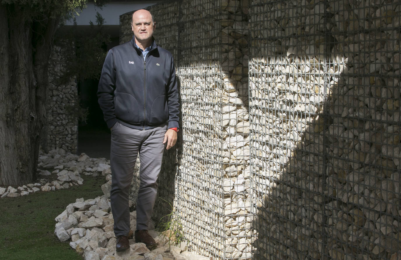 Fernando Gómez, exjugador del club che, lleva cuatro años entrenando a un equipo de Tercera. «Si cuando me muera solo he estado dos años trabajando en el Valencia me parecerá una puñetera vergüenza». 