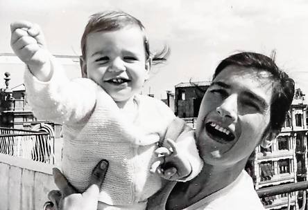 Con su madre. Con dos años, en la terraza del ático donde vivían en Barcelona. 