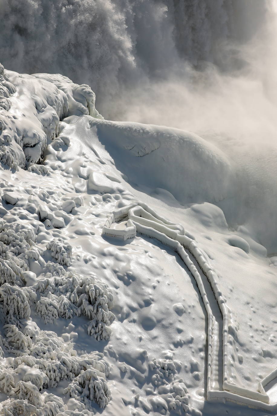 El frío extremo del invierno en América del Norte y Canadá nos brinda una estampa espectacular de las Cataratas del Niágara. Casi congeladas. La nieve y las acumulaciones de hielo crean un verdadero paraíso invernal. Imposible resistirse a una foto con este magnífico espectáculo de la naturaleza. Será por unos dias más. La previsión mantiene las temperaturas gélidas y anuncia más nevadas. 