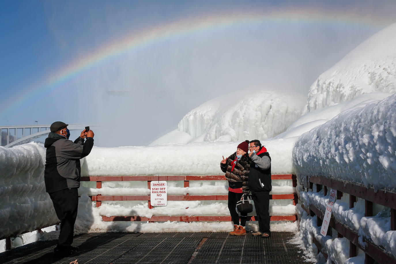 El frío extremo del invierno en América del Norte y Canadá nos brinda una estampa espectacular de las Cataratas del Niágara. Casi congeladas. La nieve y las acumulaciones de hielo crean un verdadero paraíso invernal. Imposible resistirse a una foto con este magnífico espectáculo de la naturaleza. Será por unos dias más. La previsión mantiene las temperaturas gélidas y anuncia más nevadas. 