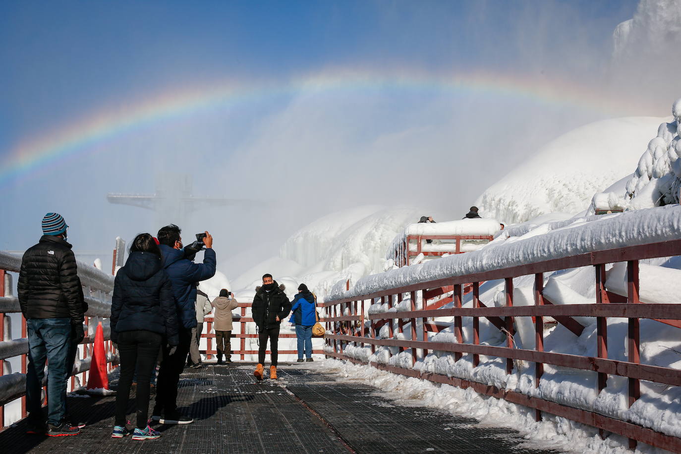 El frío extremo del invierno en América del Norte y Canadá nos brinda una estampa espectacular de las Cataratas del Niágara. Casi congeladas. La nieve y las acumulaciones de hielo crean un verdadero paraíso invernal. Imposible resistirse a una foto con este magnífico espectáculo de la naturaleza. Será por unos dias más. La previsión mantiene las temperaturas gélidas y anuncia más nevadas. 