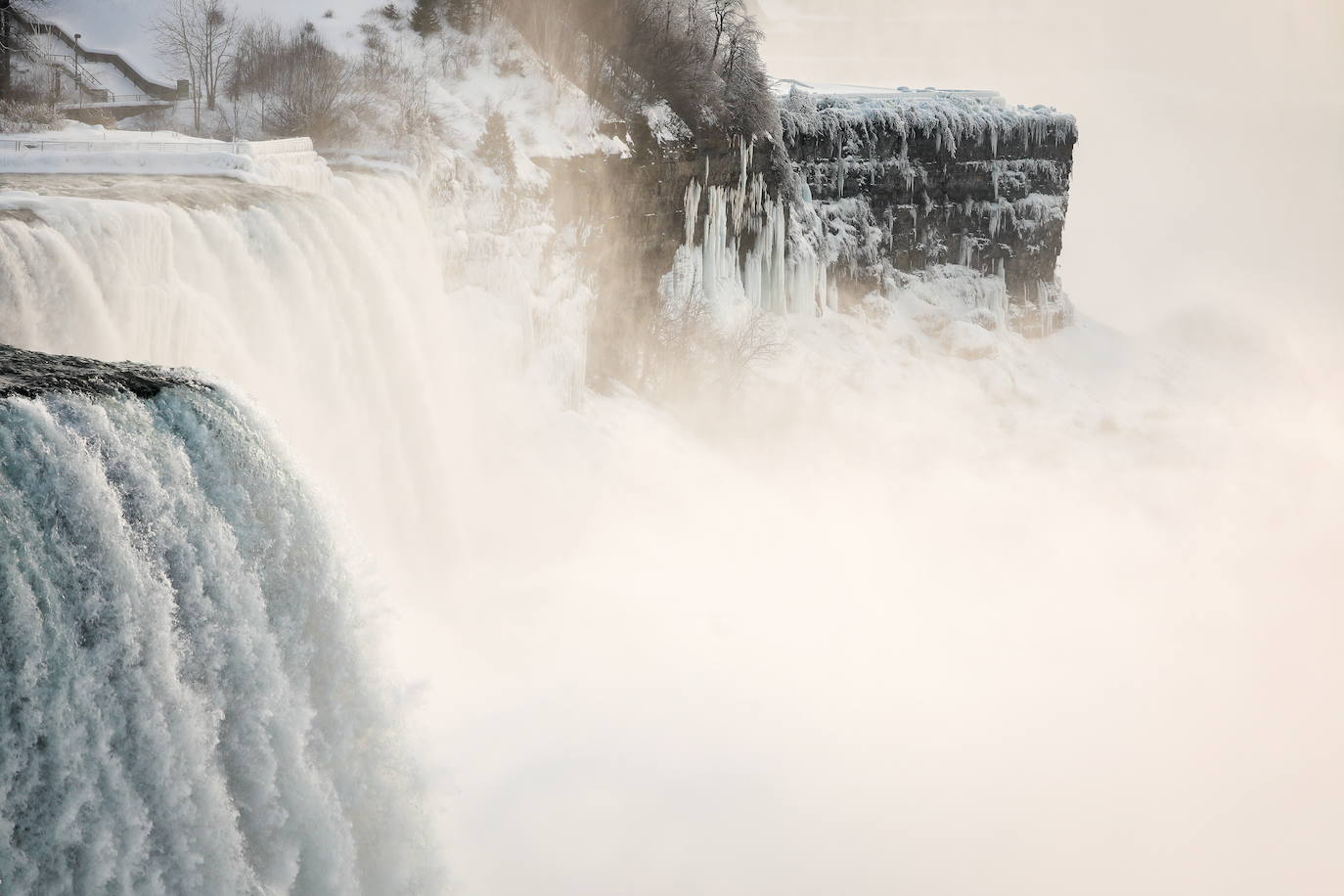 El frío extremo del invierno en América del Norte y Canadá nos brinda una estampa espectacular de las Cataratas del Niágara. Casi congeladas. La nieve y las acumulaciones de hielo crean un verdadero paraíso invernal. Imposible resistirse a una foto con este magnífico espectáculo de la naturaleza. Será por unos dias más. La previsión mantiene las temperaturas gélidas y anuncia más nevadas. 