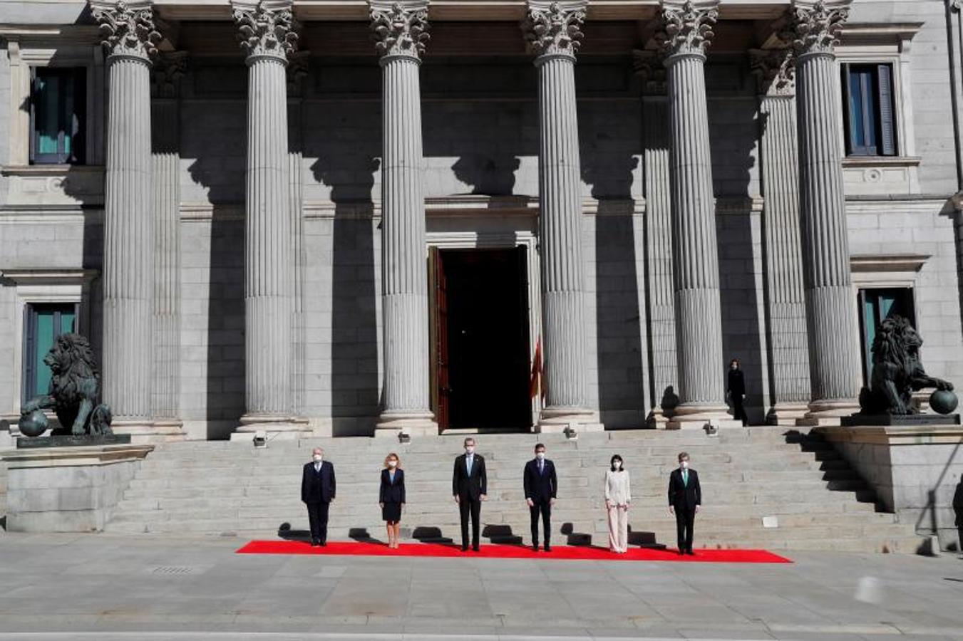 El rey Felipe VI (c), el presidente del Gobierno, Pedro Sánchez (3d), la presidenta del Congreso, Meritxell Batet (2i), el presidente del Tribunal Constitucional, Juan José González Rivas (i), la presidenta del Senado, Pilar Llop (2d) y el presidente del Tribunal Supremo, Carlos Lesmes (d)