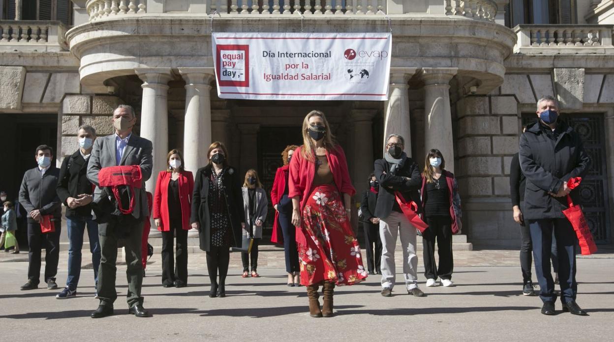 El acto organizado por EVAP en la plaza del Ayuntamiento. damián torres