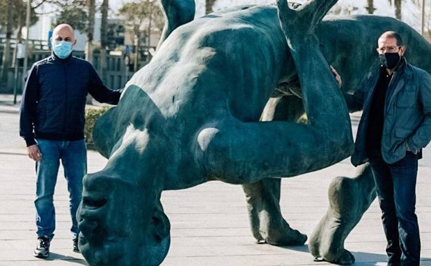 Los escultores que han creado 'Gigante de sal', Coderch Malavia. 