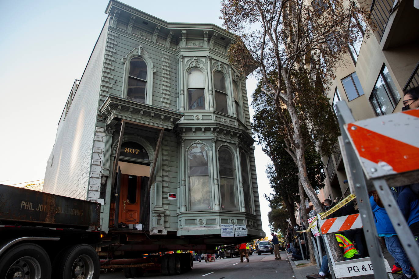 ¿Quién dijo que en tiempo de tribulaciones mejor no hacer mudanzas? En plena ola pandémica, Tim Brown, el propietario de una casa victoriana, ha levantado su mansión, edificada en 1882, y la ha vuelto a plantar a tan solo seis manzanas. 